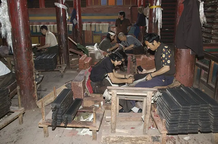 Printing inside Dege Parkhang, photographed in July 2009 · 德格印经院