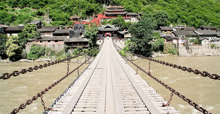 The deck of Luding Bridge across the Dadu River, photographed in 2007 · 泸定桥