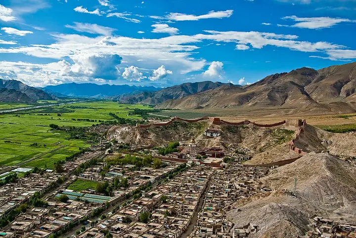 Gyantse viewed from the dzong, photographed in 2009 · 江孜