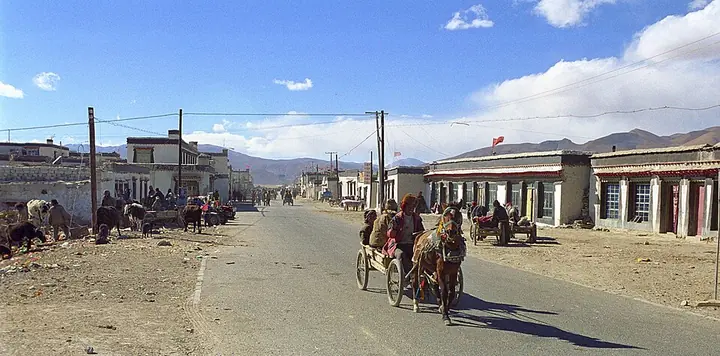 A street in Tingri, photographed in 2004 · 定日岗嘎