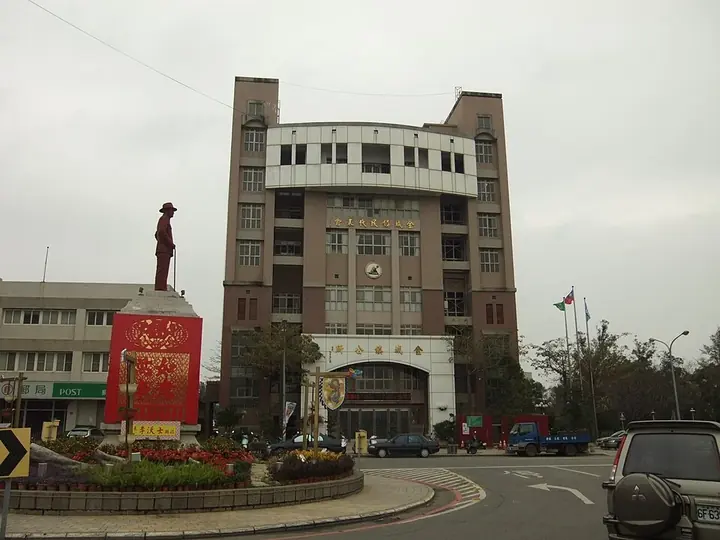 The Minzhu Road roundabout and township offices in Jincheng Township, Kinmen.