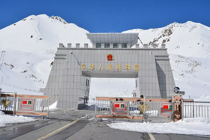 The Chinese border gate at Khunjerab Pass, photographed in 2017 · 红其拉甫口岸