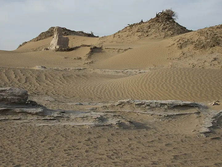 The Niya stupa from the southeast, photographed in November 2011 · 尼雅遗址