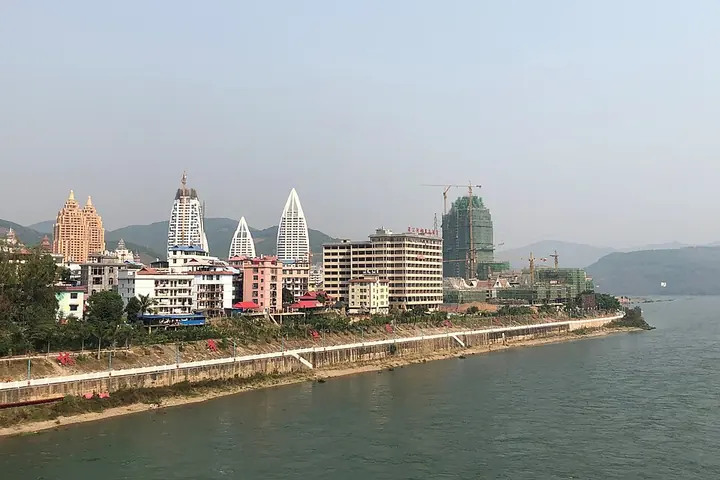 Buildings on the east bank of the Lancang River, south of Xishuangbanna Bridge in Jinghong. Photo: 2018-03-20 15:57:20.