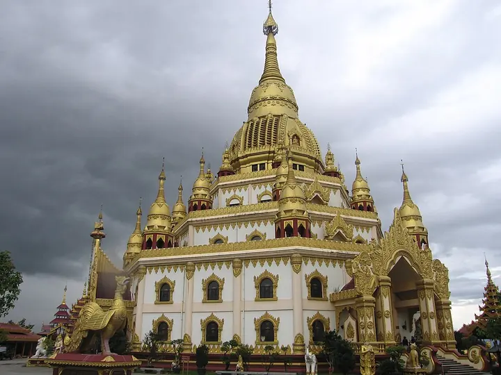 Menghuan Golden Pagoda in Mangshi · 勐焕大金塔