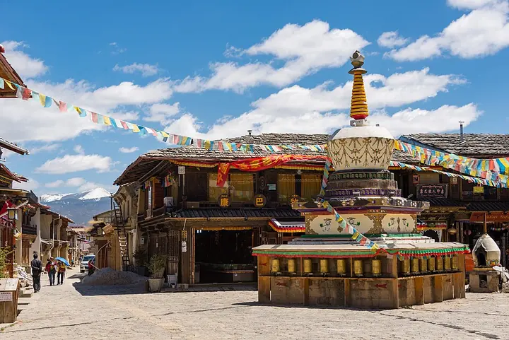 The White Chorten and surrounding buildings on Cangfang Street in Shangri-La, Yunnan. Photo: 2013-04-19 12:17.