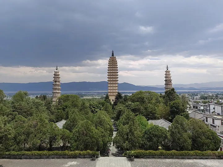 The Three Pagodas of Chongsheng Temple in Dali · 大理崇圣寺三塔