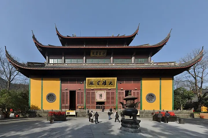 Lingyin Temple in Hangzhou · 杭州灵隐寺