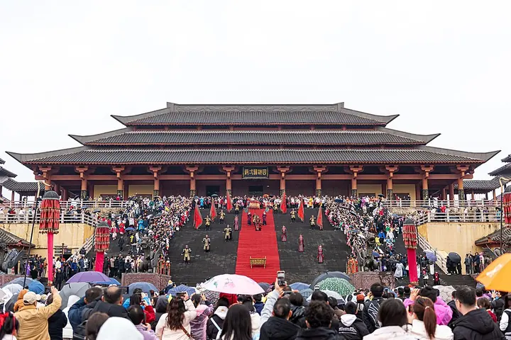 A performance at Unification Hall in Hengdian World Studios, photographed in 2025 · 横店影视城