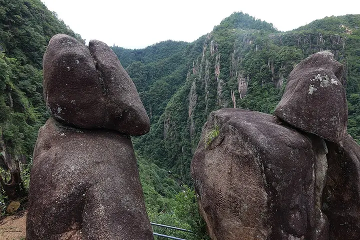 Rock formations at Qiongtai on Tiantai Mountain · 天台山琼台