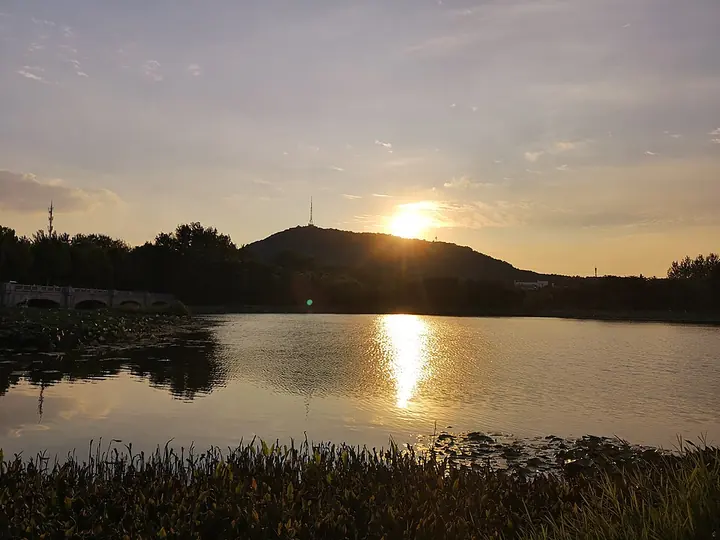 Dashu Mountain seen across the water at sunset, Hefei · 合肥大蜀山湖畔夕景