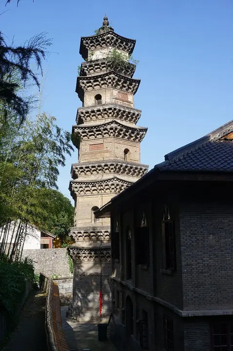 Pagoda of Guangji Temple viewed from the west, Wuhu · 芜湖广济寺塔西面