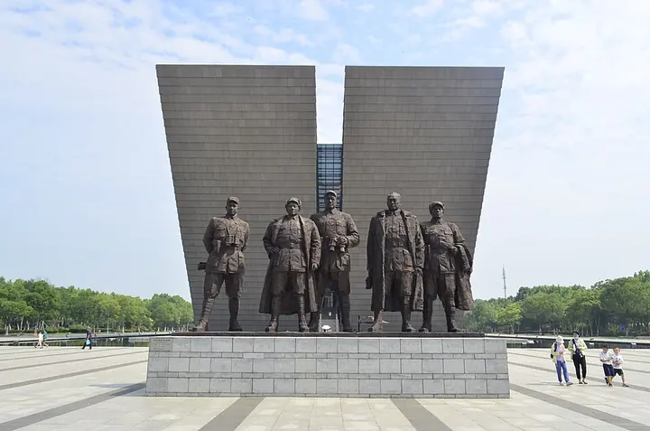 Yangtze River Crossing Campaign Memorial Museum and sculpture, Hefei · 合肥渡江战役纪念馆与总前委群雕