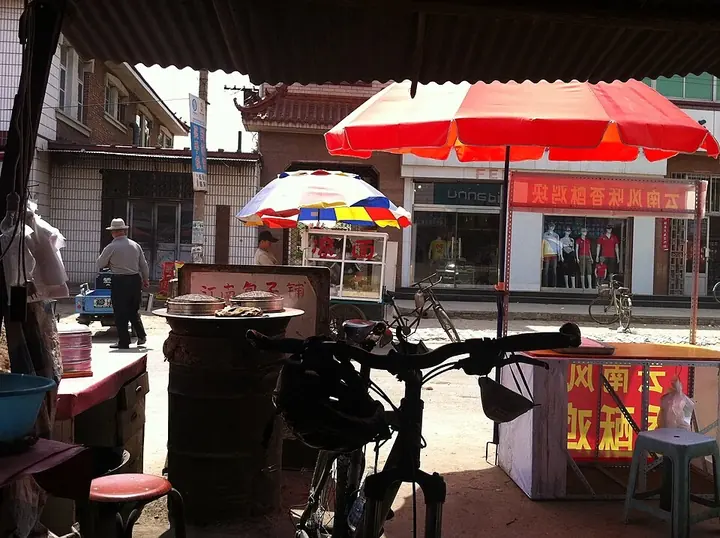 Streetfront food stalls in Wuqing District, Tianjin. Photo: Taken on 22 May 2011.
