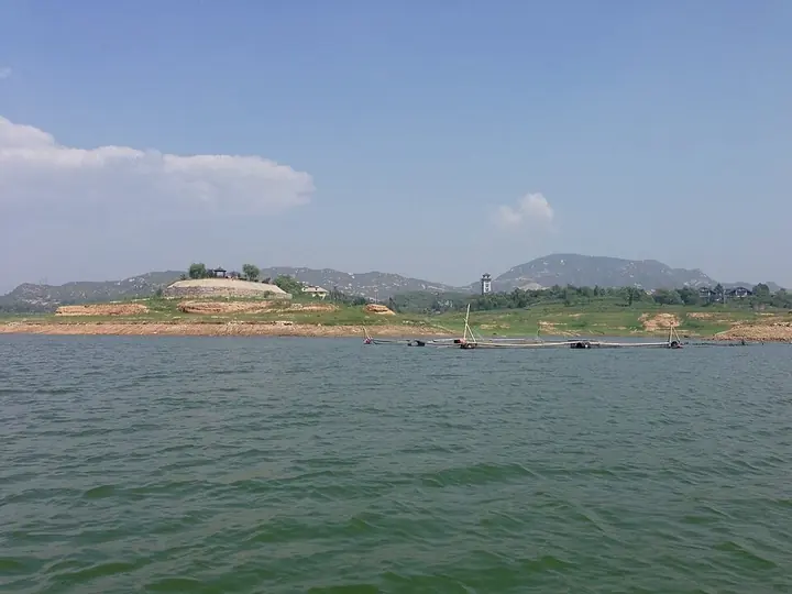 Hengshanlin Reservoir and its shore in Lingshou County, Hebei. Photo: 2015-07-24 10:56:55.