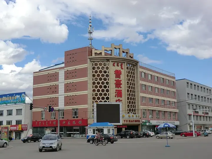 A street corner in the centre of Wuchuan County, Inner Mongolia. Photo: 2011-07-17.