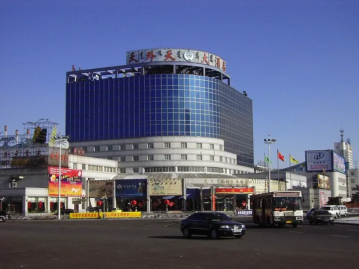 Tianwaitian Hotel and its adjoining street in Qingshan District, Baotou. Photo: Taken on 8 February 2008.
