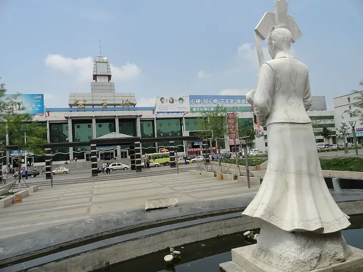 The station forecourt in Gongzhuling, Jilin. Photo: 2014-04-07 15:23:01.
