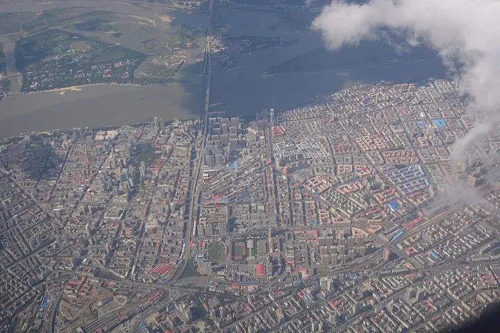 Daowai neighbourhoods beside the Songhua River in Daowai District, Harbin. Photo: 2016-08-25 07:51:00.