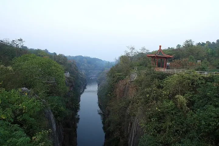 The waterway and rock cut at Tiansheng Bridge in Lishui District, Nanjing.
