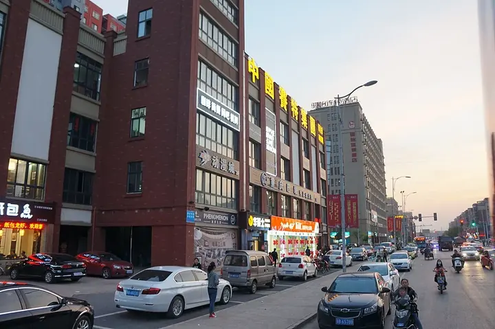 A street in Qianqiao, Huishan District, Wuxi. Photo: 2017-04-14 18:32:37.