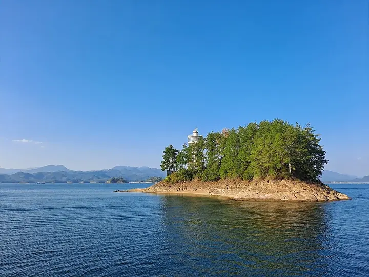 An island in Qiandao Lake in Chun'an County, Zhejiang. Photo: 2022-10-15.