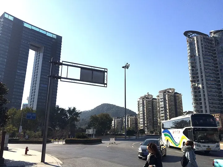 The eastern entrance to Xin'anjiang town centre in Jiande, Zhejiang. Photo: 2015-01-01 10:40:19.