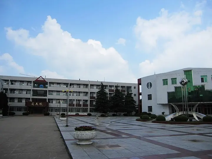 The Yifu Teaching Building and school courtyard at Lujiang Middle School, Anhui. Photo: 2010-09-23 11:45:32.
