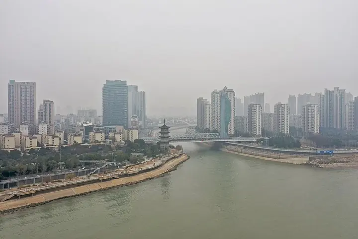 Yijiang District on the right bank of the Qingyi River at its confluence with the Yangtze in Wuhu; Jinghu District is on the left bank. Photo: 2021-01-05 10:39:27.