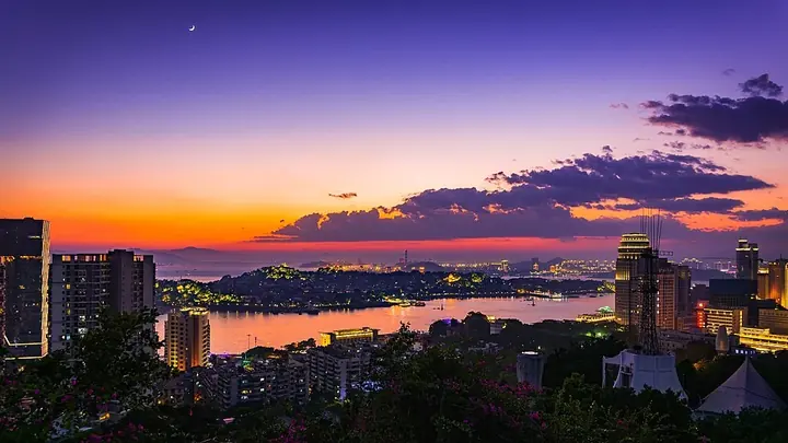 Gulangyu Island at dusk in Siming District, Xiamen. Photo: 2019-10-01 17:43:07.