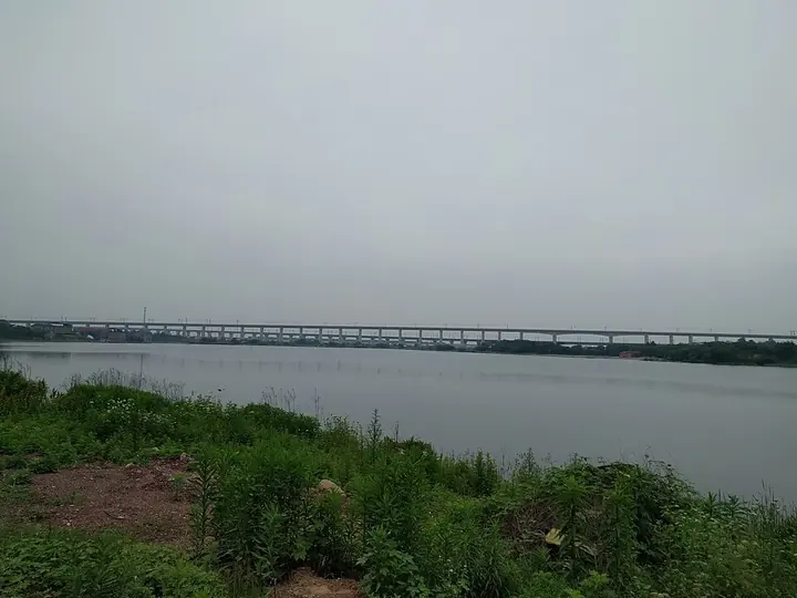 Railway viaducts beside Yanni Lake in Nanchang County, Jiangxi. Photo: 2016-05-19 12:15:20.
