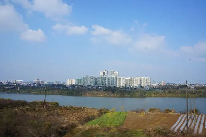 The riverbank and urban neighbourhoods of Changjiang District, Jingdezhen. Photo: 2016-12-27 12:30:54.