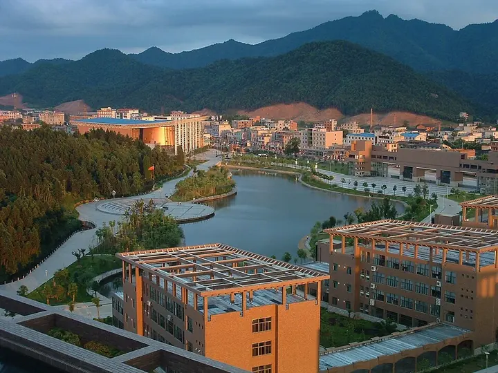 Campus buildings and a lake in Fuliang County, Jiangxi. Photo: Taken on 5 January 2006.