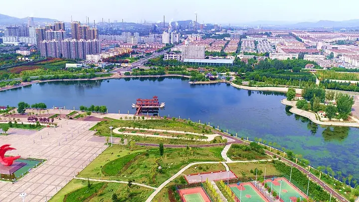 The lakeside park and urban neighbourhoods of Gangcheng District, Jinan. Photo: 2016-09-29 13:11:43.