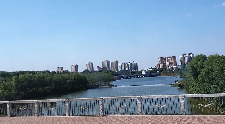 A waterway beside the county town in Pingyin County, Shandong. Photo: 2018-10-01 14:45:59.