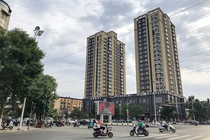 The junction of Guangwu Road and Suohe Road in Xingyang, Henan. Photo: 2020-05-20 17:11:16.