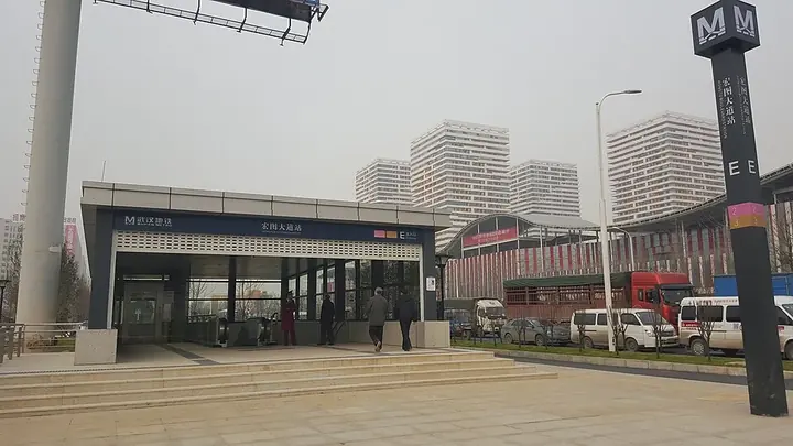 Entrance E of Hongtu Boulevard metro station in Dongxihu District, Wuhan. Photo: 2015-12-29 14:47:53.