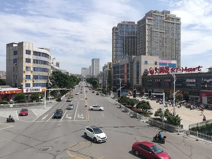 A central Ningxiang street by RT-Mart in Ningxiang, Hunan. Photo: 2017-08-19 10:50:02.