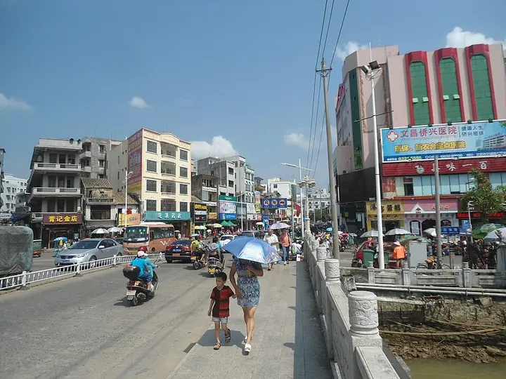 A street in Wenchang town centre, Hainan. Photo: 2014-09-29 21:01:02.
