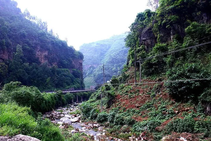 The Baiyi River, a footbridge and wooded valley in Yiliang County, Kunming. Photo: 2012-07-01.