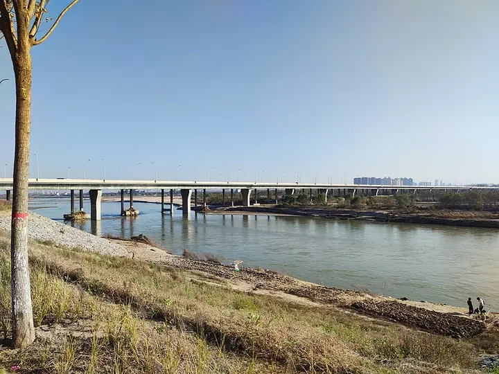 The Jingwei Road bridge over the Wei River in Gaoling District, Xi'an. Photo: 2021-11-13 15:34:46.