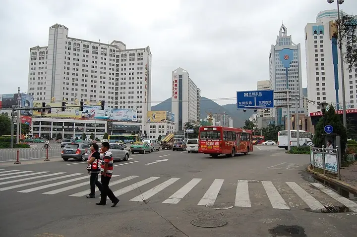 A main traffic junction in Chengguan District, Lanzhou. Photo: 2009-09-06.