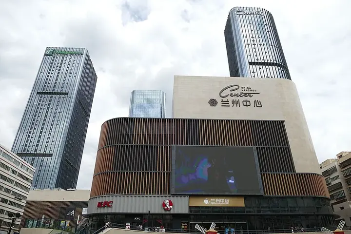 Lanzhou Center shopping mall seen from Jianlan Pedestrian Street in Qilihe District, Lanzhou. Photo: 2019-05-29 09:32:41.