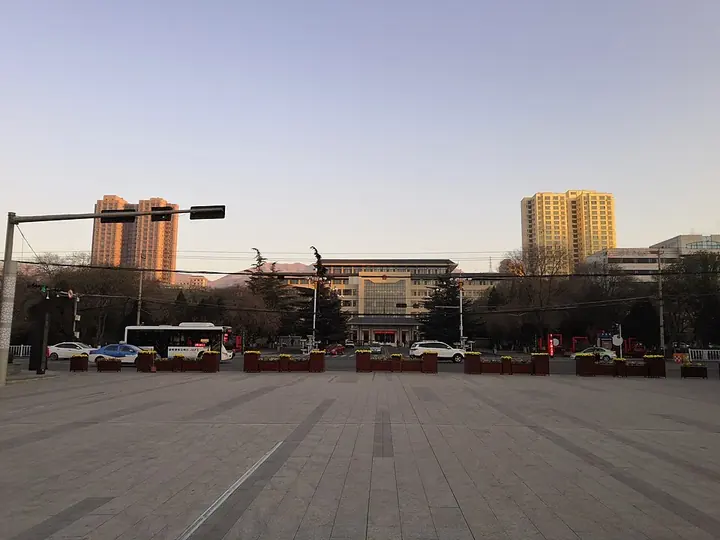 The Honggu District government forecourt in Haishiwan Town, Lanzhou. Photo: 2019-12-06 08:29:09.