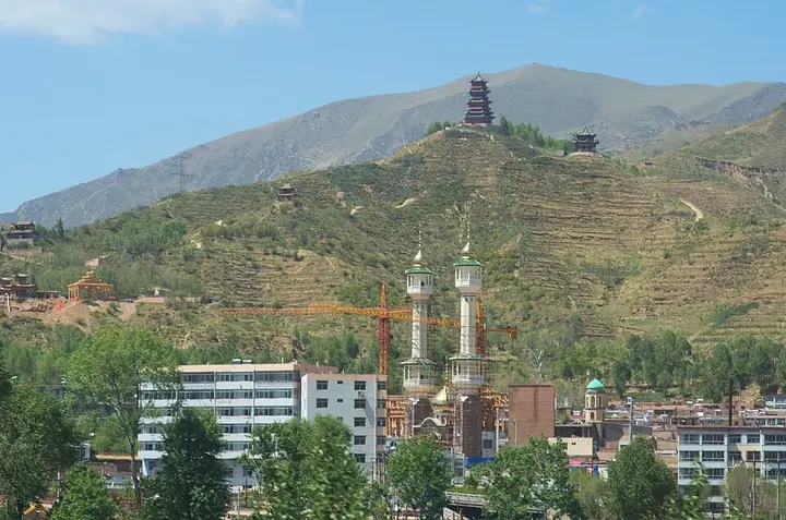 A mosque and a hilltop tower in the county town of Huangyuan County, Qinghai. Photo: 2013-06-01 08:50:07.