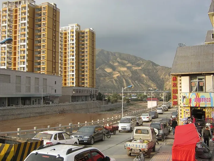 A street in the county town of Minhe Hui and Tu Autonomous County, Qinghai. Photo: 2012-10-02 17:40:24.