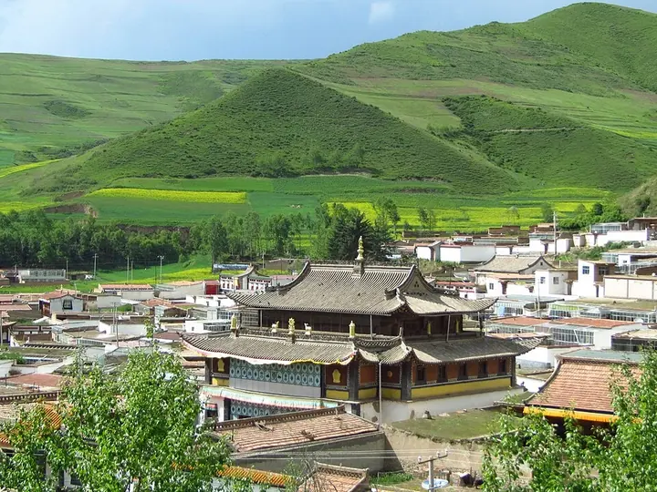 Gonlung Jampa Ling (Youning Temple) in Huzhu Tu Autonomous County, Qinghai. Photo: 2014-07-12 00:51:37.