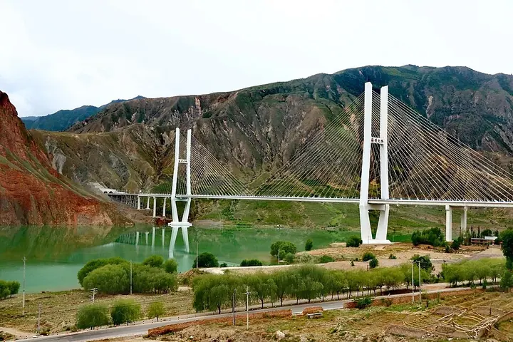 Haihuang Bridge over the Yellow River, linking Hualong Hui Autonomous County and Jianzha County in Qinghai. Photo: 2019-05-31 14:10:25.