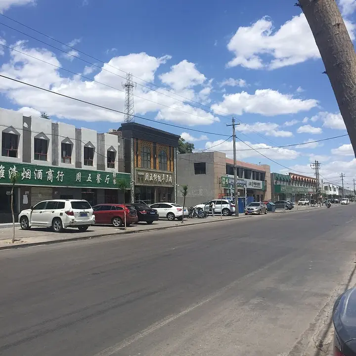 A main street in Huangquqiao Town, Pingluo County, Ningxia. Photo: 7 June 2015 (according to Exif data).