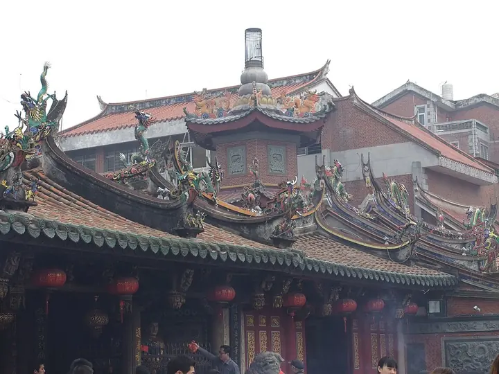 Roof and entrance of Tonghuai Guan-Yue Temple, Quanzhou · 泉州通淮关岳庙
